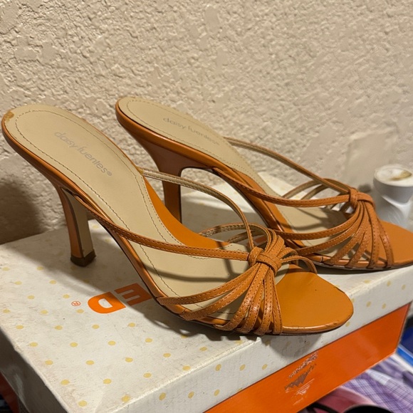 Daisy Fuentes Women's Vibrant Orange Heels - Picture 1 of 2